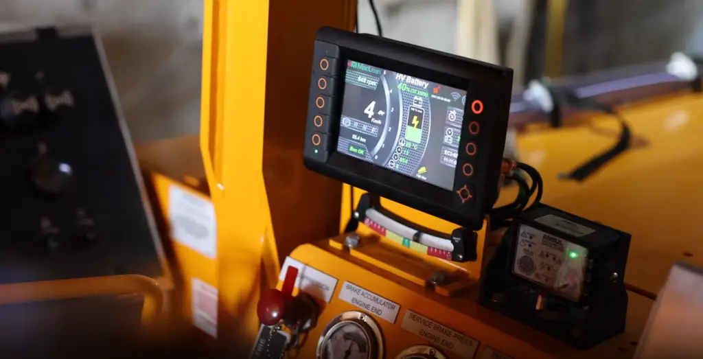 Interfaz digital de telemetría instalada en un montacargas eléctrico, mostrando datos de batería, velocidad y estado del sistema en tiempo real.
