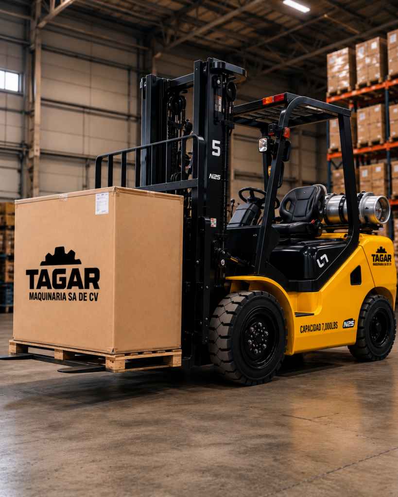 Montacargas de tagar maquinaria cargando una caja 